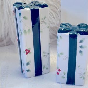 Holiday Salt & Pepper Shakers EUC